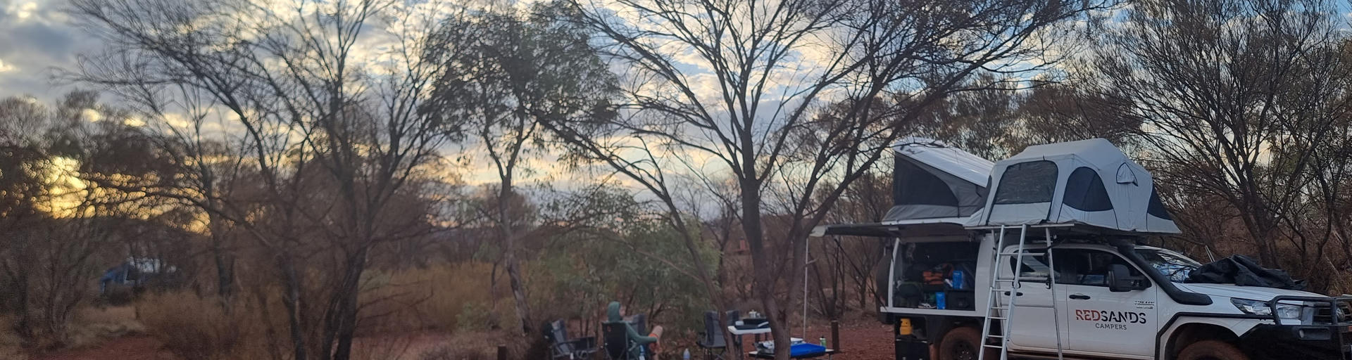 Reisegruppe vor dem Allradcamper in Westaustralien mit Dachzelt.