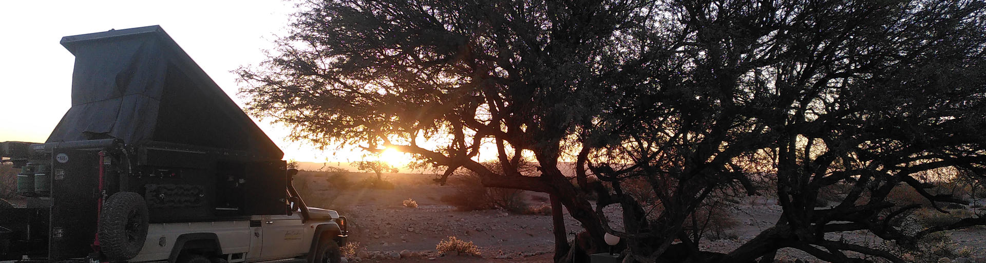 4WD Camper im Sonnenuntergang beim Campen in Namibia