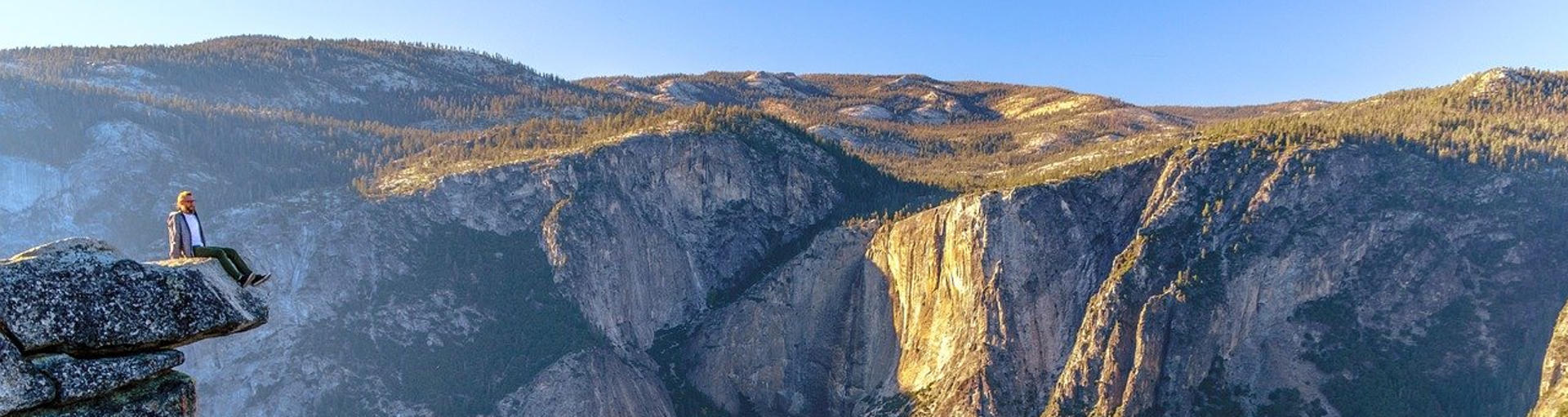 Panoramablick im Yosemite Nationalpark mit Felsformationen und Wanderer am Aussichtspunkt