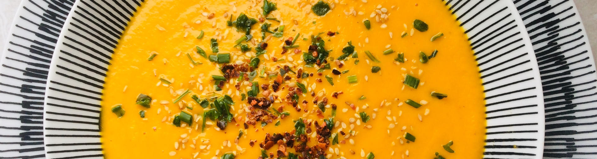 Eine Schüssel mit warmer Suppe