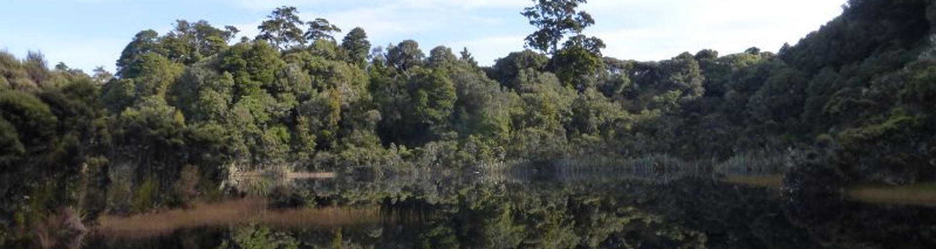 See mit spiegelklarem Wasser