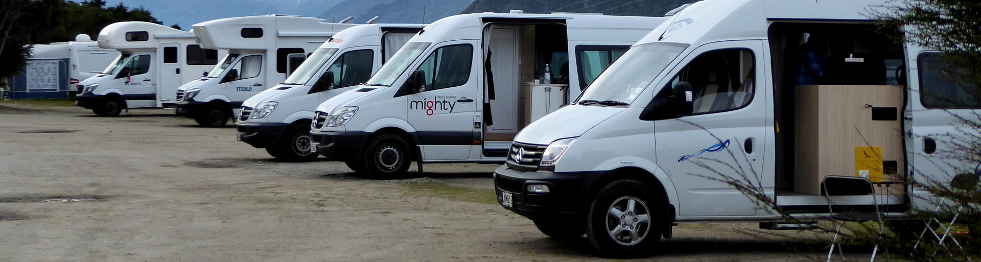 5 weiße Wohnmobile in einer Reihe