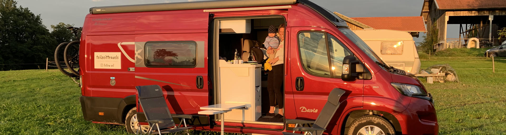 Der Karmann Davis 620 auf einer Wiese 
