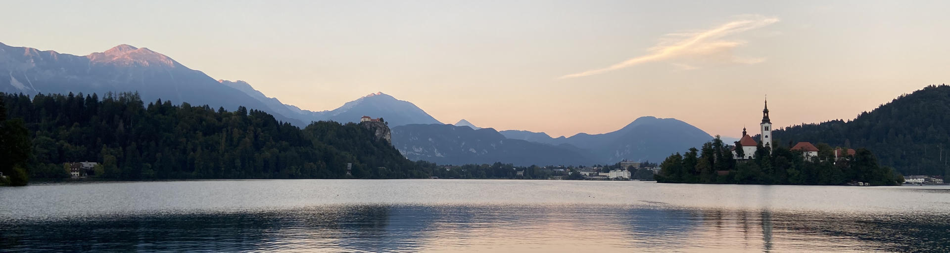 See in malerischer Hügellandschaft in Slovenien