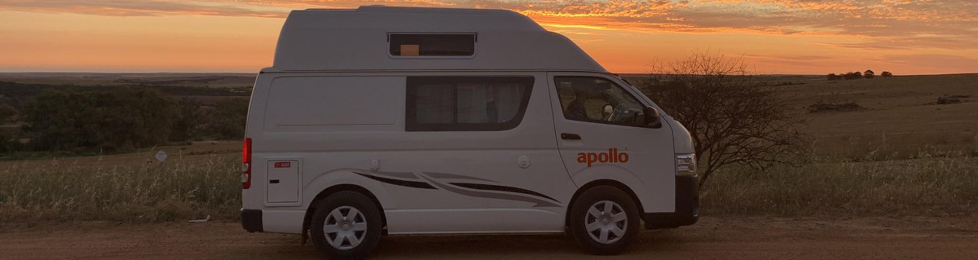 Campervan parkt in Bucht mit türkisem Meer