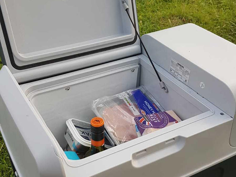 Eine geöffnete Kühlbox auf einer Wiese