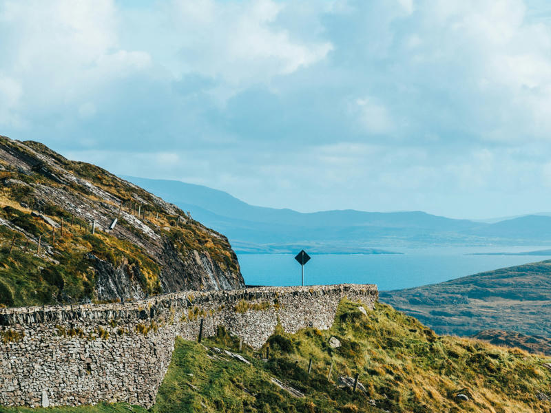 Eine Landschaft am Ring of Kerry in Irland von oben 