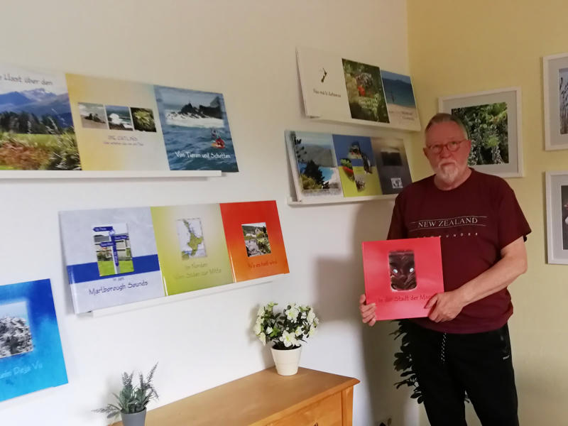 Ein älterer Mann präsentiert seine Neuseeland Reise