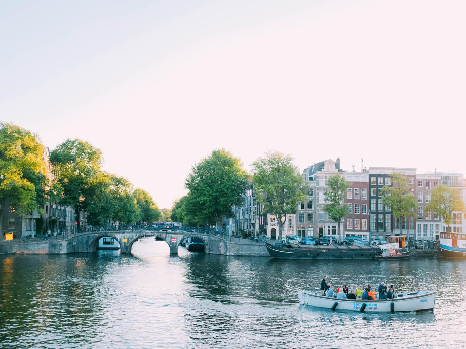 Die Grachten in Amsterdam erkundest du am besten bei einer Bootstour. Grachten, Amsterdam Grachten, Amsterdam Bootstour