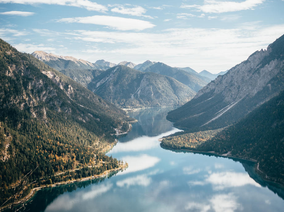 In den Alpen befinden sich malerische Kulissen, die es zu entdecken gilt. Breitwang, Österreich, Bergsee, Alpen