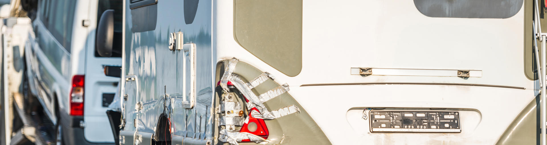 Camper wird nach Unfall abgeschleppt