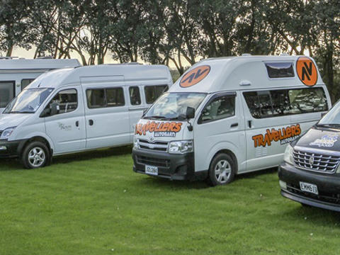 Verschiedene Camper nebeneinander in Neuseeland