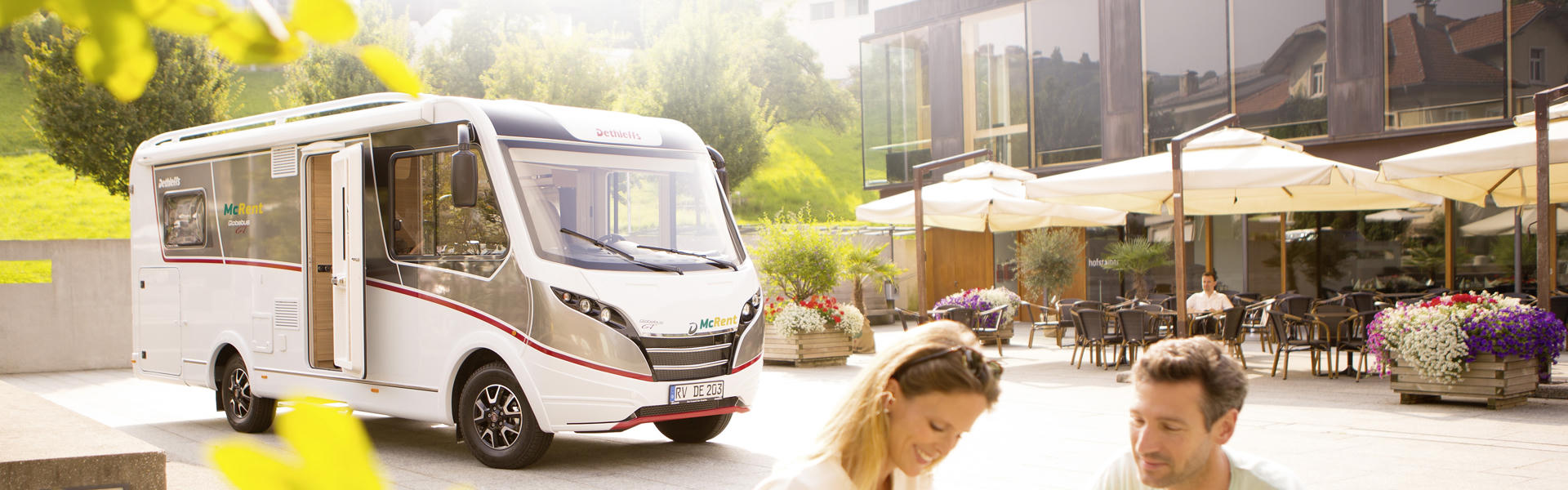 Paar vor dem Compact Luxury