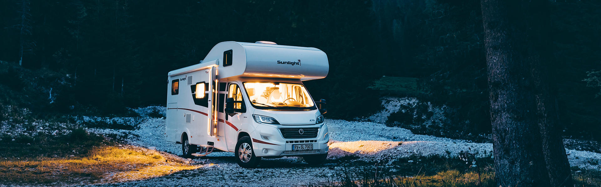 Family Luxury mit Familie vor Szenarie