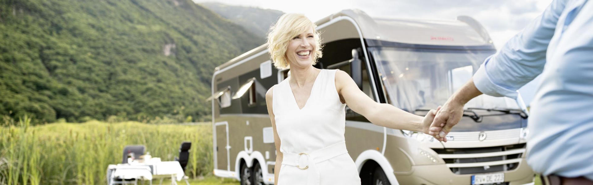 Premium Luxury mit Pärchen vor Bergkulisse