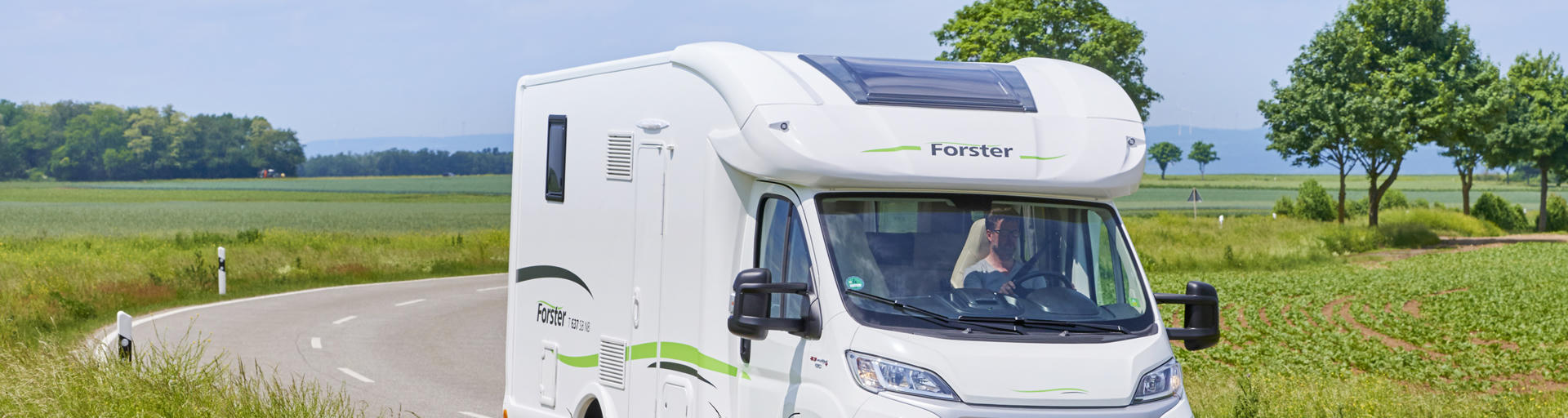 Campingplatz in Deutschland mit verschiedenen Wohnmobilen und Campern