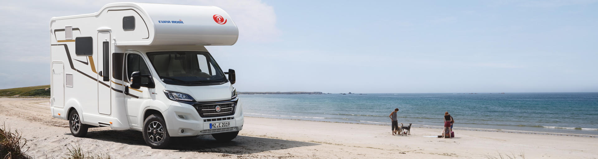 Camper steht in Deutschland an einem Strand, Wohnmobil mieten in Deutschland