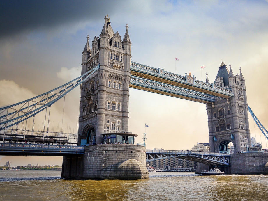 Die Tower Bridge - eines der Wahrzeichen Londons über der Themse Tower Bridge, Sights London, Themse London