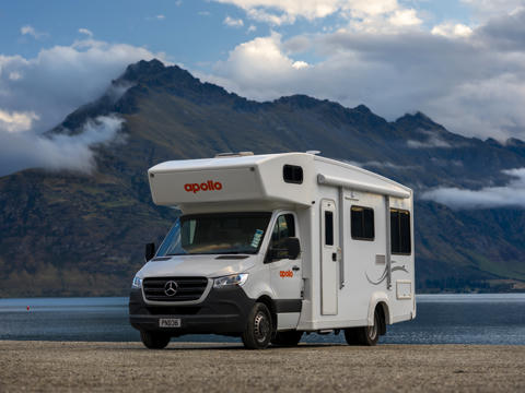 Wohnmobil auf Straße