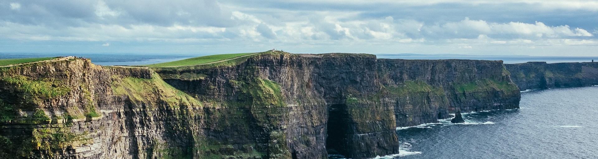 Blick auf die Küstenlinien in Irland vom Wohnmobil