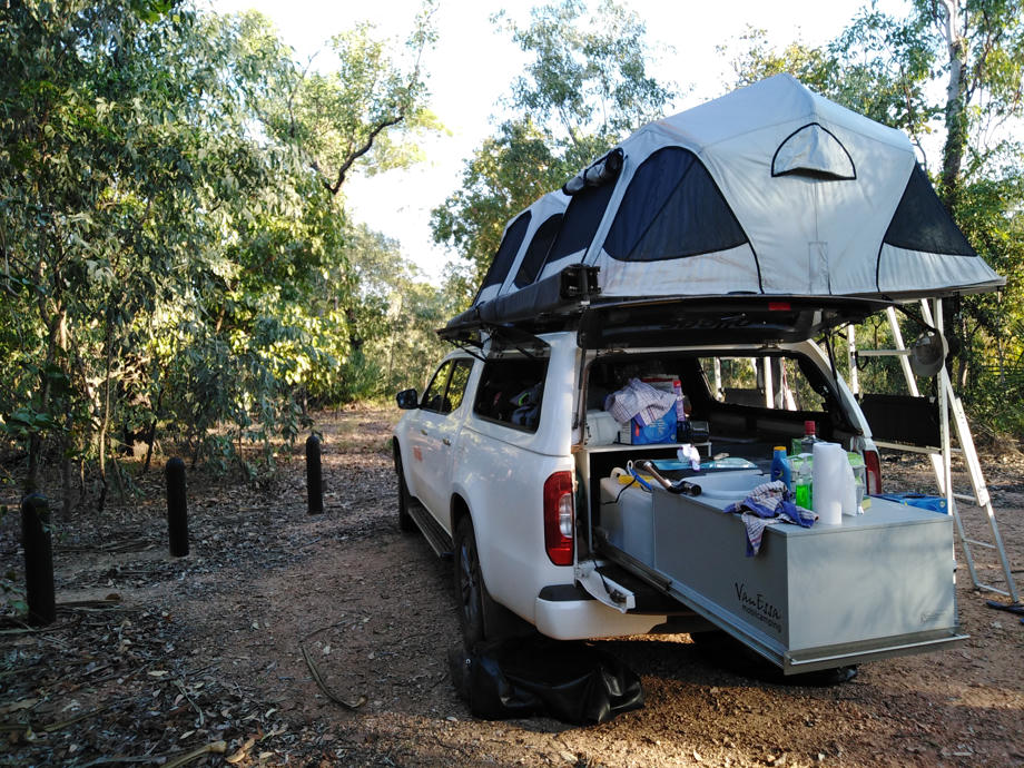 Camper mit Dachzelt