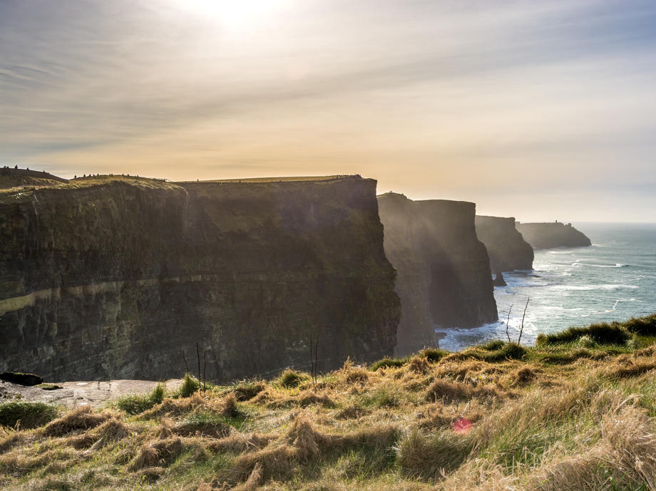 Die Cliffs of Moher stellten auch in vielen berühmten Filmen wie beispielsweise Harry Potter 6 eine Location da. Cliffs of Moher Irland, Irland Filmkulissen, Cliffs of Moher Camper