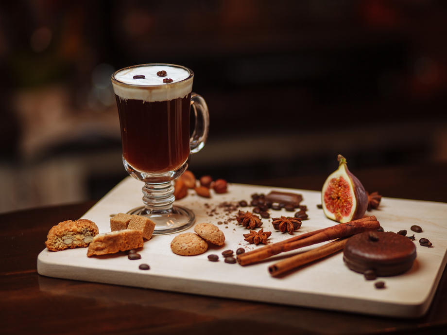 Süße irische Speisen Irish Coffee, Scones, Kaffee Irland