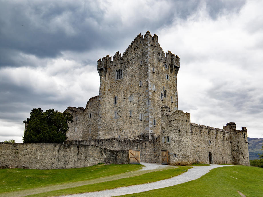 Daneben gibt es unzählige alte Burg-Ruinen wie das Ross Castle hier im Bild zu entdecken. Ross Castle Irland, Irland Burgen, Irland Schlösser, Irland Geschichte
