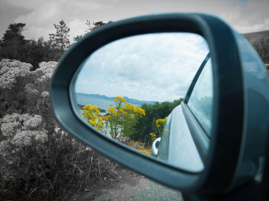 Gerade auf den kurvigen Panoramastraßen entlang der Küste ist es wichtig sich auf die Straße zu konzentrieren. Straßen in Irland, Fahren in Irland, Irland Linksverkehr