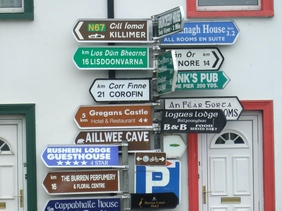 Auf Straßenschildern findet ihr häufig sowohl die englische als auch die gälische Schreibweise. Straßenschilder Irland, Irisch Gälisch, Fahren in Irland, Irland Wohnmobil