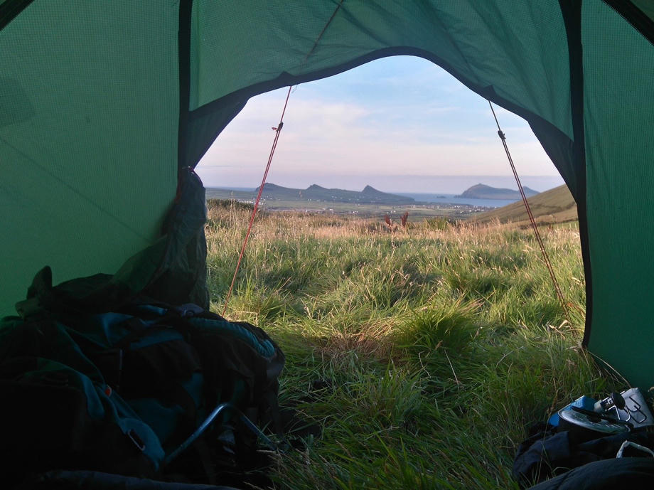 Wildcampen ist in Irland nur in bestimmten Regionen erlaubt. Alternativ steht euch ein gutes Netz aus Campingplätzen zur Verfügung. Camping in Irland, Irland Zelt, Aussicht Zelt