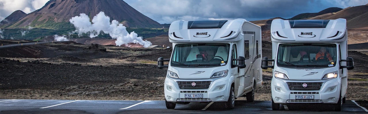 Fahrzeuge von Camper Iceland vor schöner Landschaft in Island.