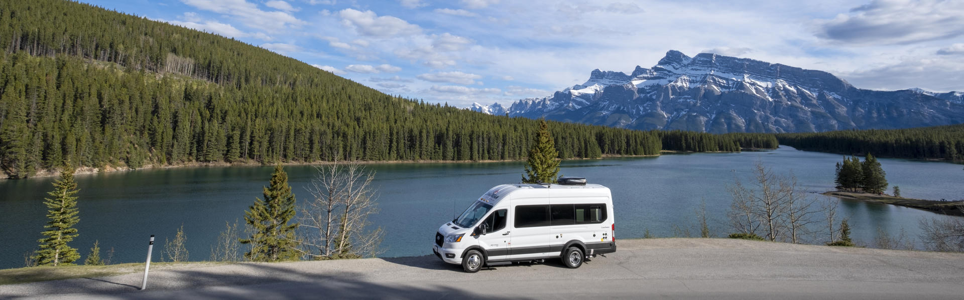 CanaDream Deluxe Van Camper am See vor Bergkulisse