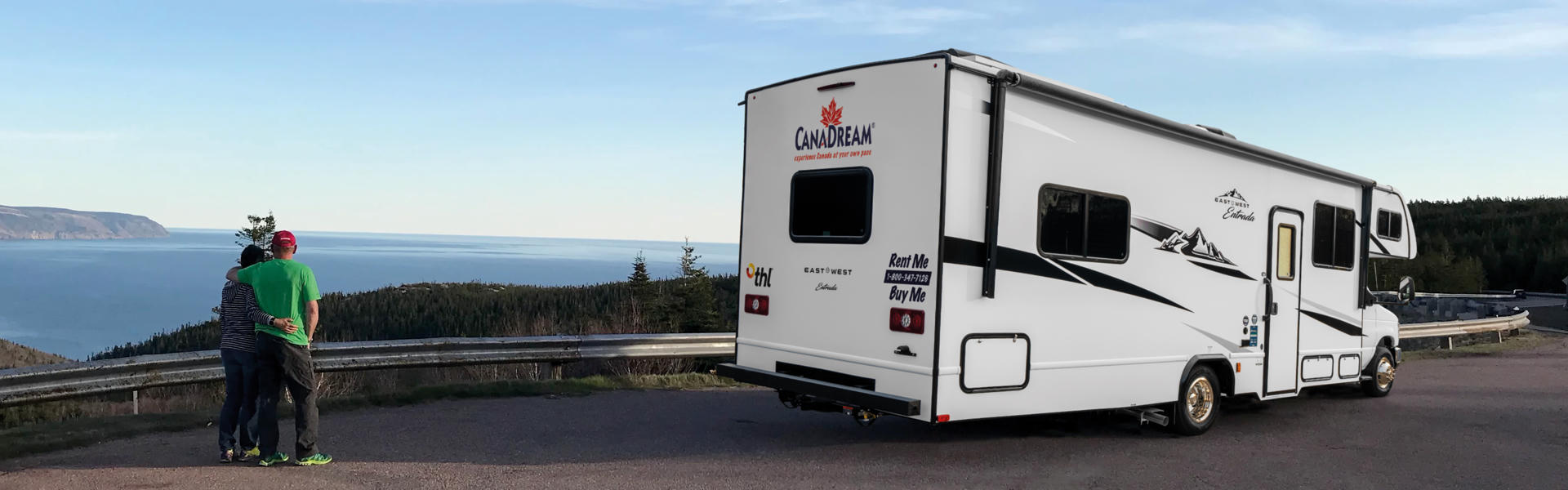 Der Large Motorhome von CanaDream geparkt an einem Aussichtspunkt in Kanada