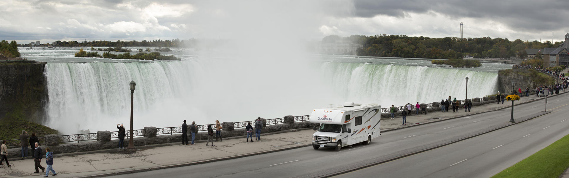 CanaDream Midi Motorhome vor den Niagarafällen