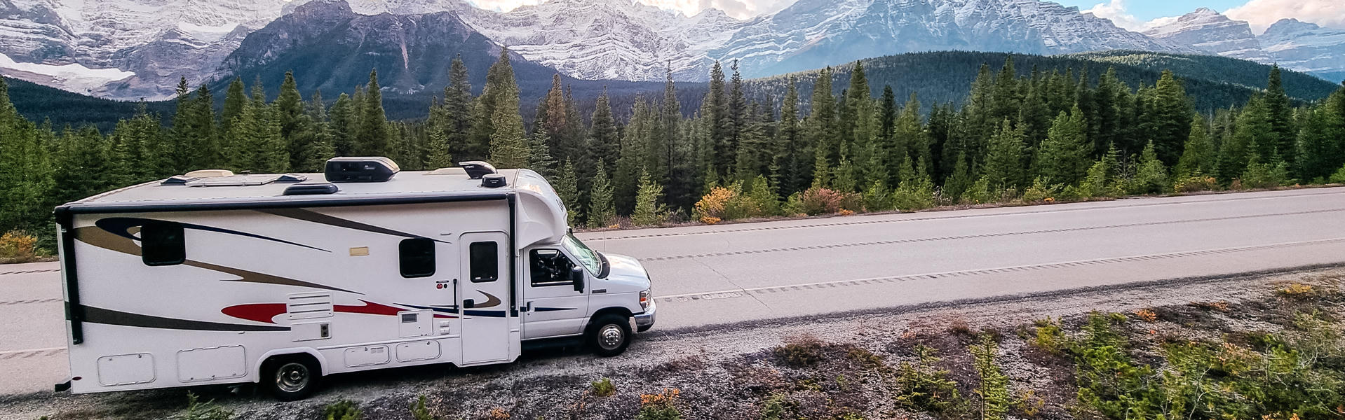 CanaDream Super Van Camper  vor Bergrkulisse in Kanada
