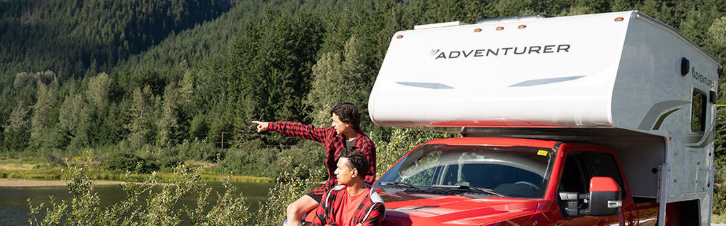 Der Truck Camper von Fraserway auf einer Waldstraße in Kanada