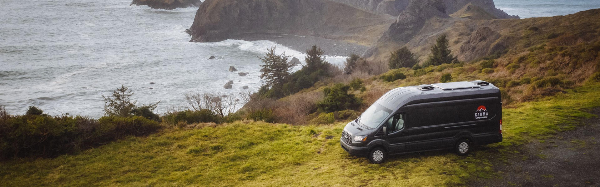 2-Seater von Karma Campervans an einem Aussichtspunkt geparkt in Kanada