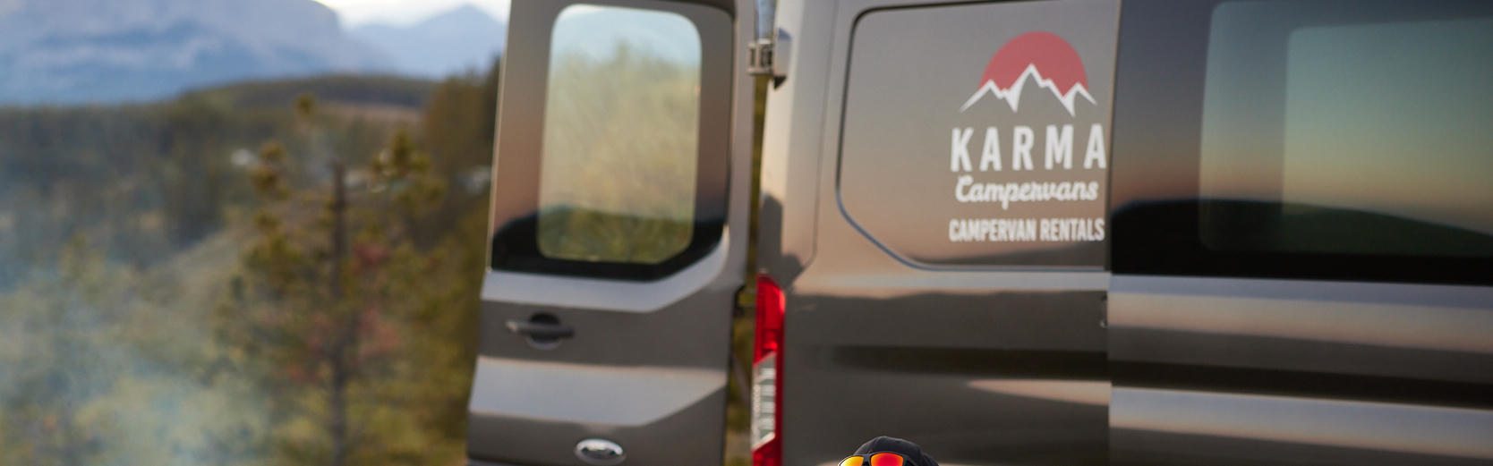 4-Seater von Karma Campervans auf einer Straße in Kanada