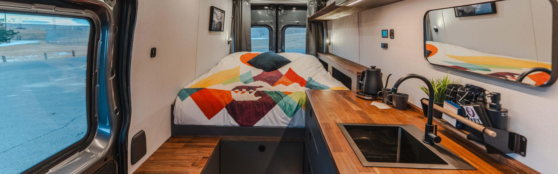 Innenraum vom Deluxe Karma Van von Karma Campervans in Kanada