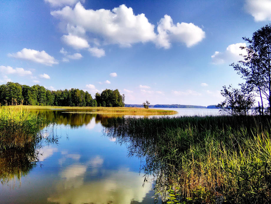 die Seenlandschaft der Masuren erstreckt sich im Norden Polens über eine Fläche von ca. 10.000 km2. Masuren Polen, Seenlandschaft Campervan mieten, Polen im Wohnmobil bereisen