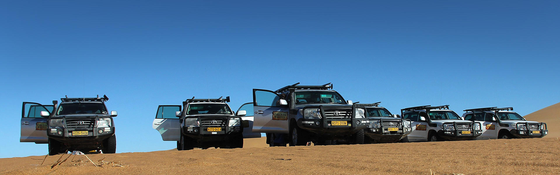 Mehrere Fahrzeuge von Africa on Wheels in Namibia