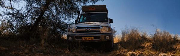 Toyota Landcruiser 2 Bett von AfriCar Car Hire in Graslandschaft in Namibia