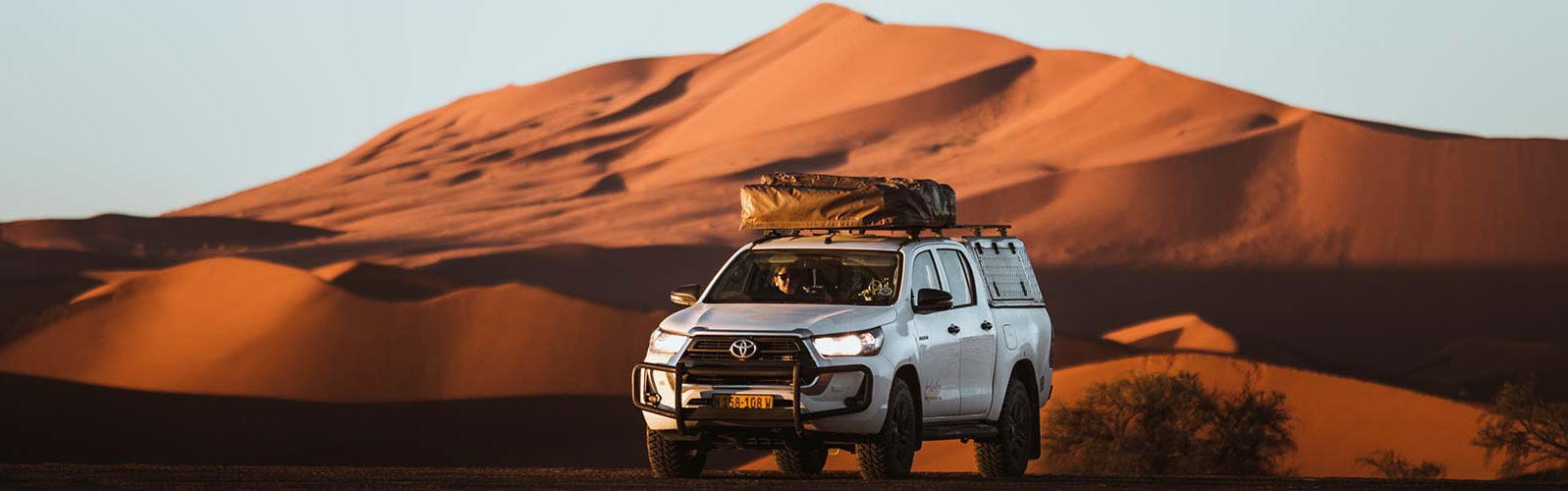 4WD Camper von Asco Car Hire in Namibia vor einer Düne