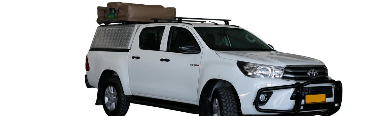 Budget VJJ Hilux DC 2.4TD von Asco Car Hire vor weißem Hintergrund