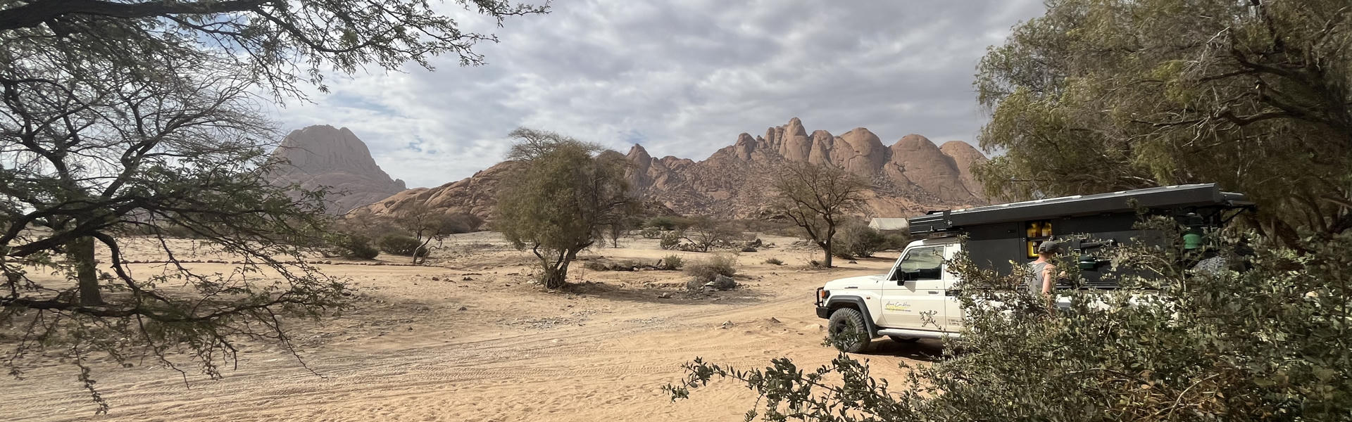 Der Premium L Landcruiser SC 2.8TD von Asco Car Hire vor der Spitzkoppe in Namibia