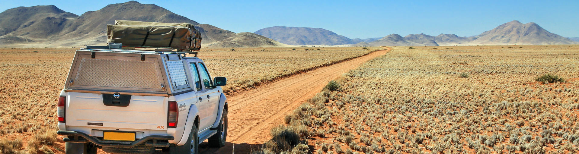 Camper fährt in Namibia durch die Wüste