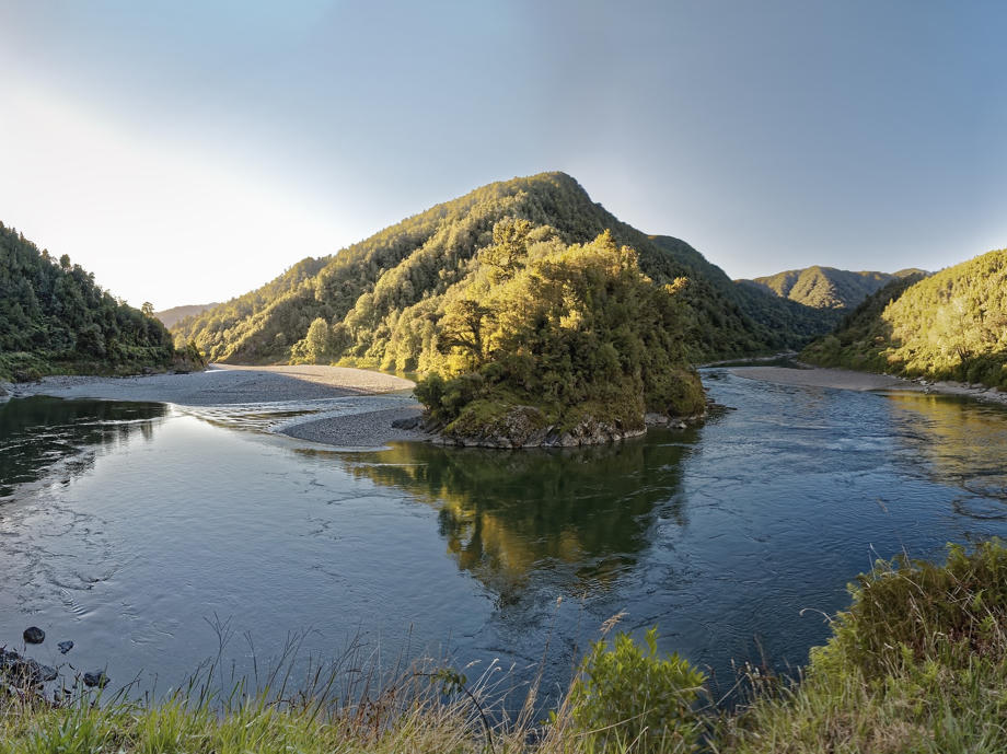 Der Highway 6 schlängelt sich entlang des Buller River. Buller River, Buller Gorge, Westcoast, Neuseeland Route