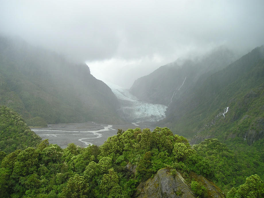 Der Fox Glacier ist der erste auf eurer Route, bietet tendenziell aber die etwas schlechteren Aussichten. Fox Glacier, Gletscher, Regenwald, Westcoast Neuseeland
