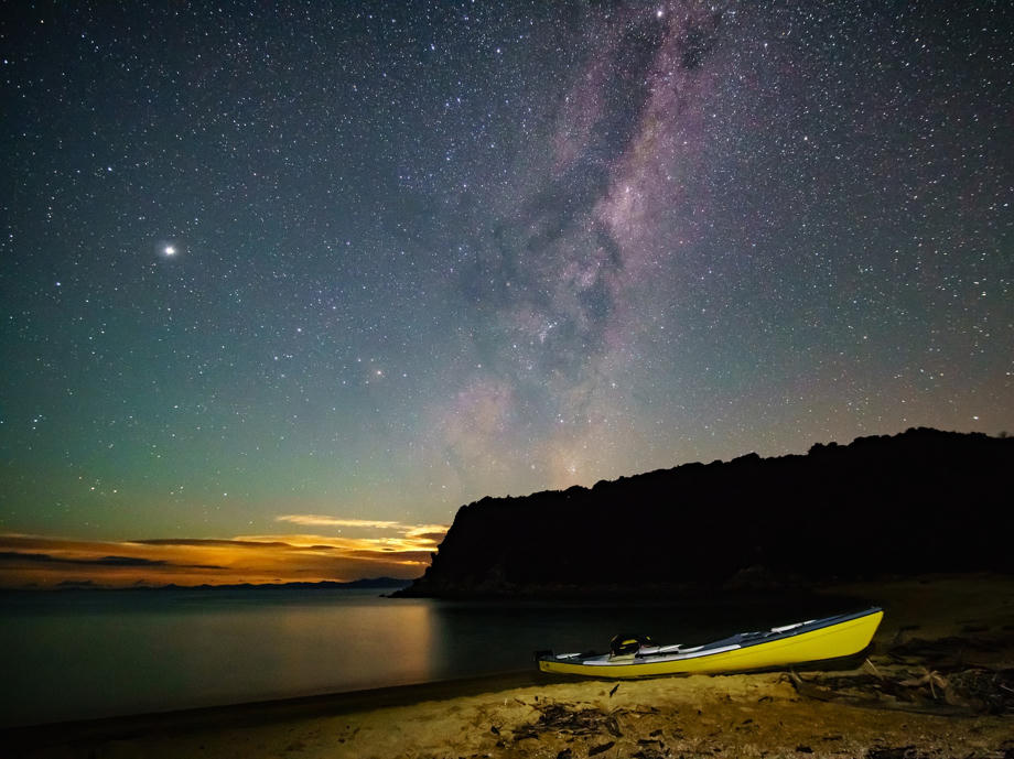 Die Küste des Abel Tasman Nationalparks könnt ihr auch wunderbar per Kayak erkunden. Abel Tasman Nationalpark, Kayak, Sternenhimmel